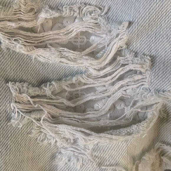 American eagle faded distressed denim cut off jeans size 00. Decorative pockets. - Picture 6 of 11